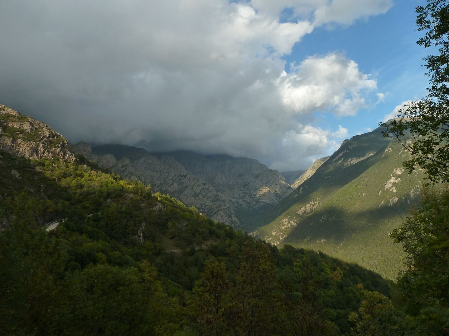 photo P1090963RoquesdeTotlomonGorgesdelFreser.jpg