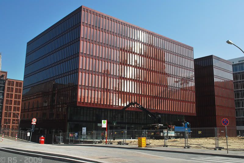 http://i221.photobucket.com/albums/dd119/RS-steph35/hafencity/18-18.jpg
