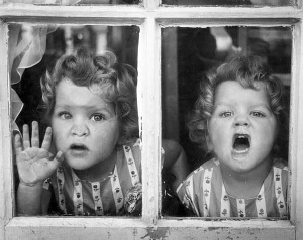 GD4953888Two little twin girls 9999