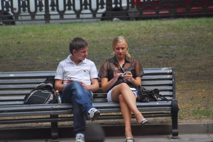 Один день из жизни московской скамейки (20 фото)