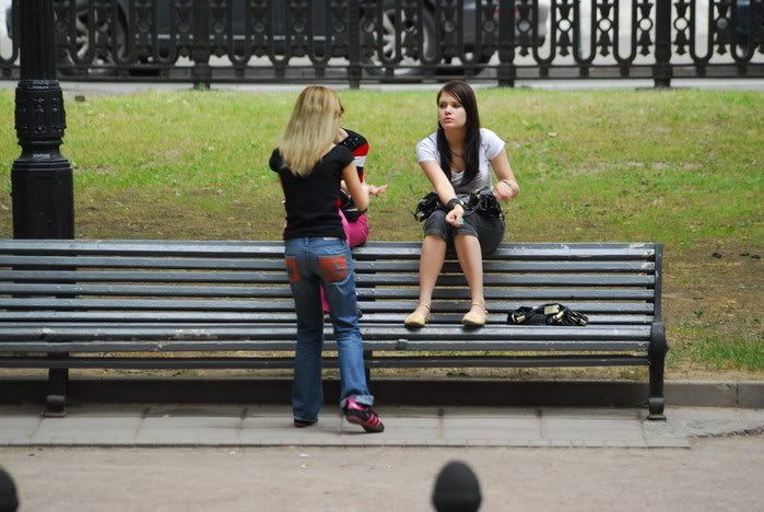 Один день из жизни московской скамейки (20 фото)