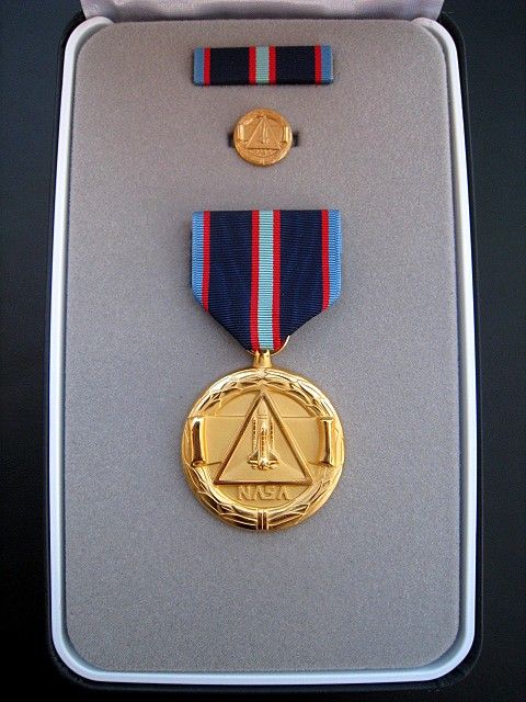 ORIGINAL US AUSTRONAUT NASA SPACE SHUTTLE MISSON FLIGHT MEDAL ORDER CASED