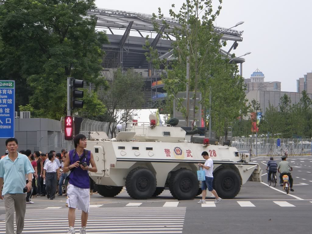 北辰路與中華風情園路口上的裝甲車。不是開玩笑噢，還有導彈布置！&#
