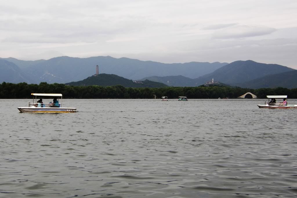西山攬勝。頤和園比照杭州西湖的經驗，把西山勝景攬入園中。