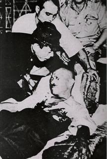 El general Tojo es asistido después de su fallido intento de suicidio