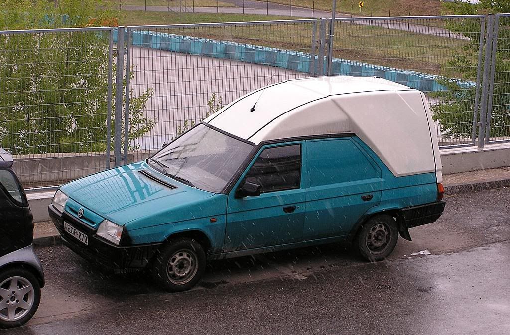 skoda-favorit-van-steht-regen-59854.jpg